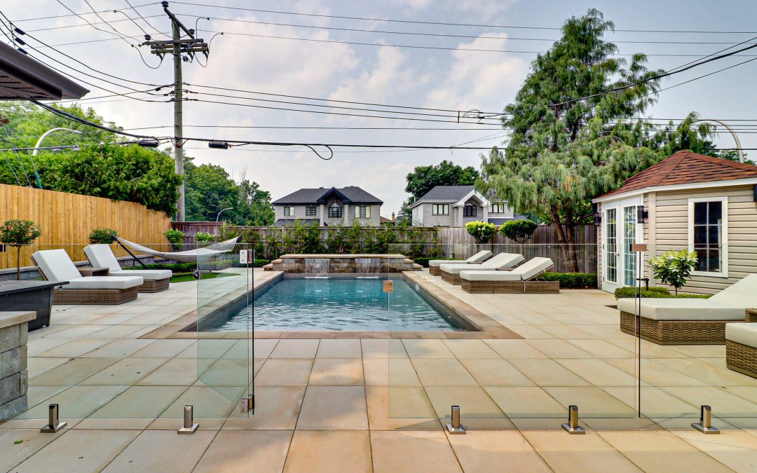 Les avantages d’une clôture de piscine en verre