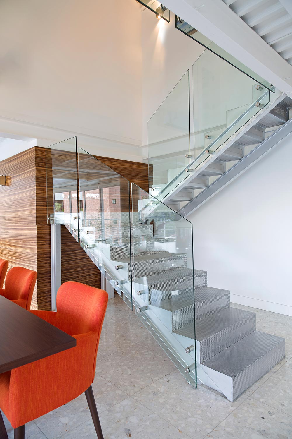 Rehaussez l'esthétique de votre maison avec une rampe d'escalier moderne en verre