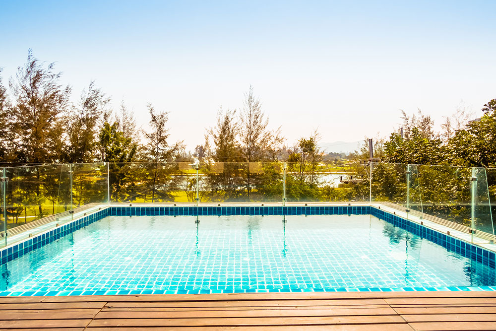 Assurer la sécurité et le style: Trouver des installateurs de clôtures et de garde-corps de piscine dignes de confiance
