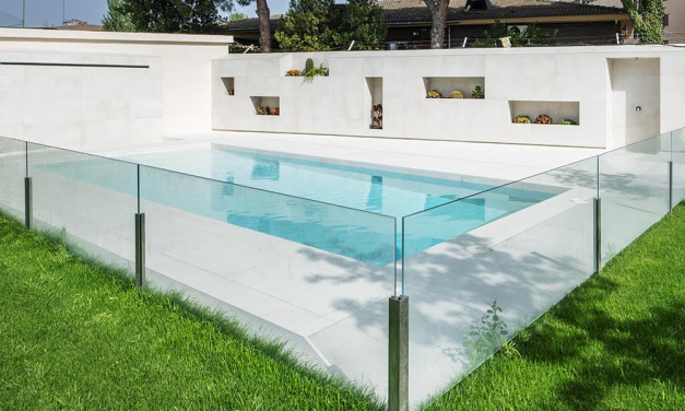 Embrasser l’élégance: Tendances en matière de design pour les clôtures de piscine en verre