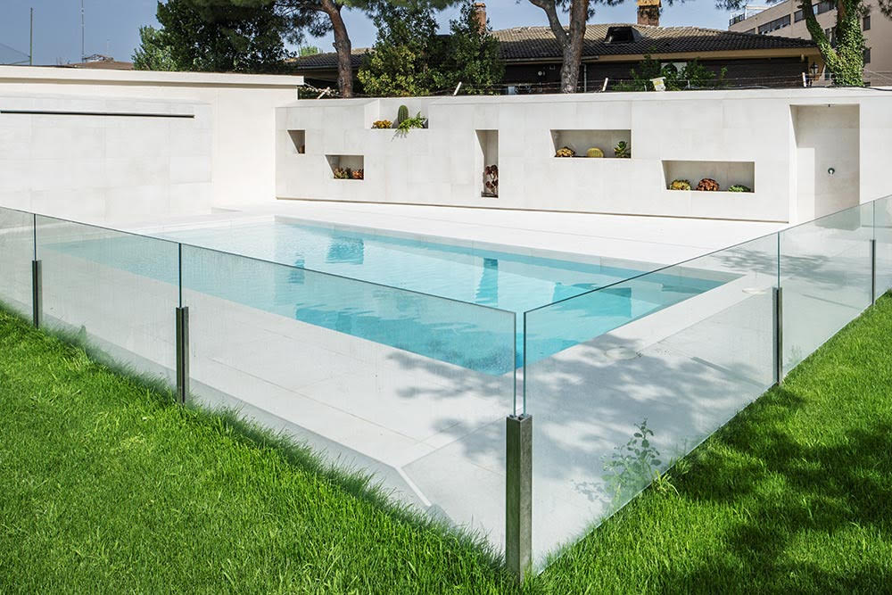 Transformez votre expérience de la piscine avec un abri de piscine en verre