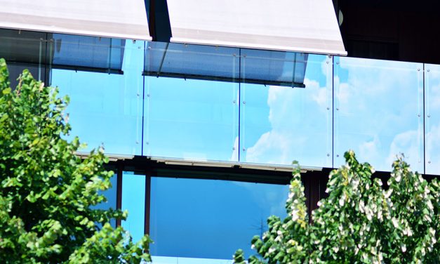 How Glass Balcony Railings Transform Small Apartments in Laval: Maximising Space and Light