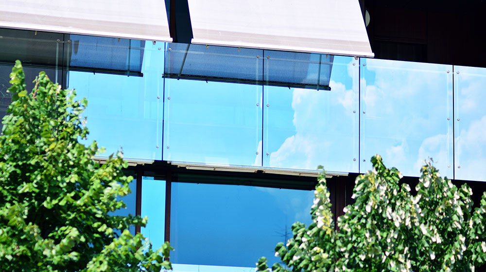 How Glass Balcony Railings Transform Small Apartments in Laval: Maximising Space and Light